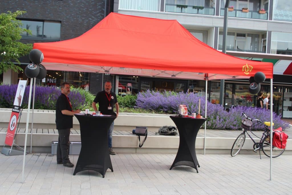 stand op de markt met informatie